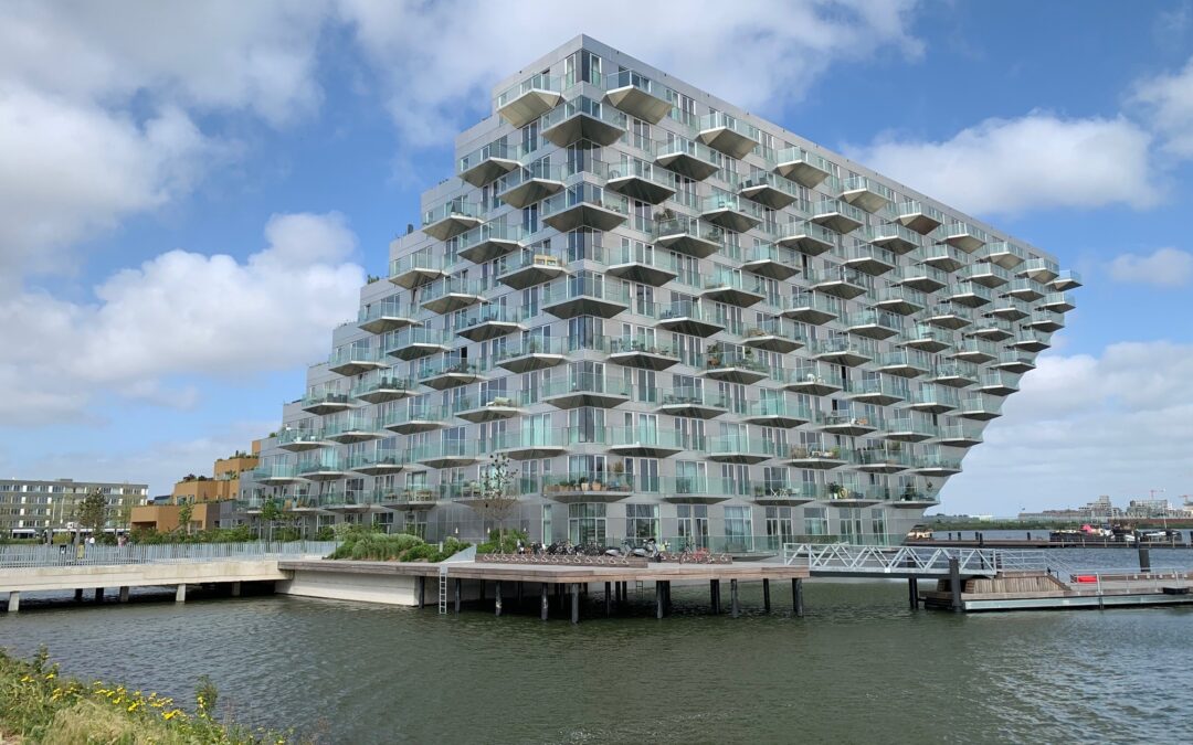 Geleid regenwater door de juiste goten op het parkeer- en terrasdak