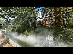 De fontein beval verschillende watereffecten. (Foto: Francien van Kempen)