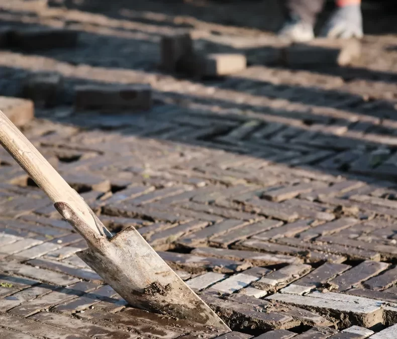 Nog een keer. En nog een keer. En nog een keer. De circulaire kracht van de straatbaksteen.